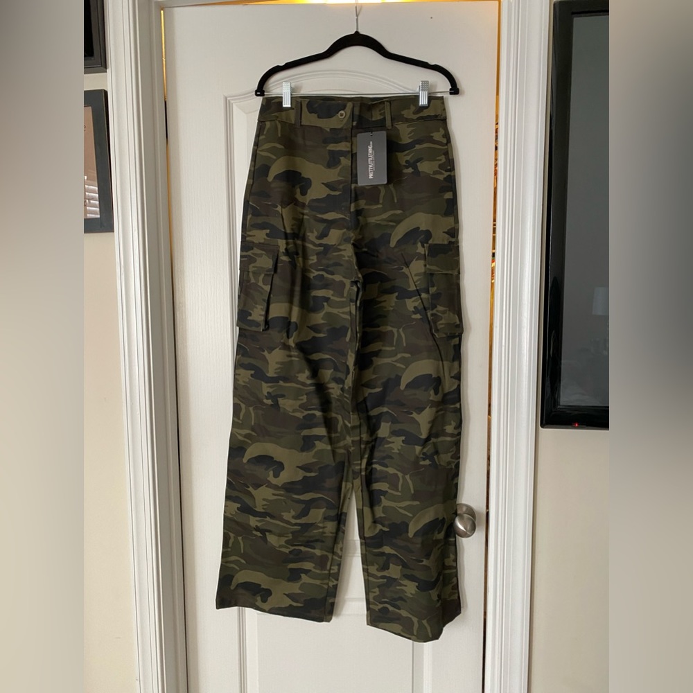 NWT!!! On trend wide-leg cargo pants! These are completely sold out online.